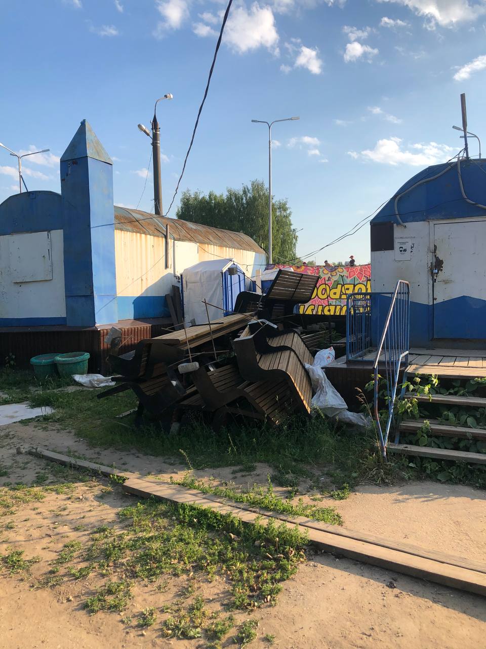 «Падшие» лавочки и «уставшие» заборы. Удивить наших людей «прелестями» благоустройства, глядя на которые сразу слышишь коронную фразу Вовки из Тридевятого царства «И так сойдет!», сложно, но еще возможно.