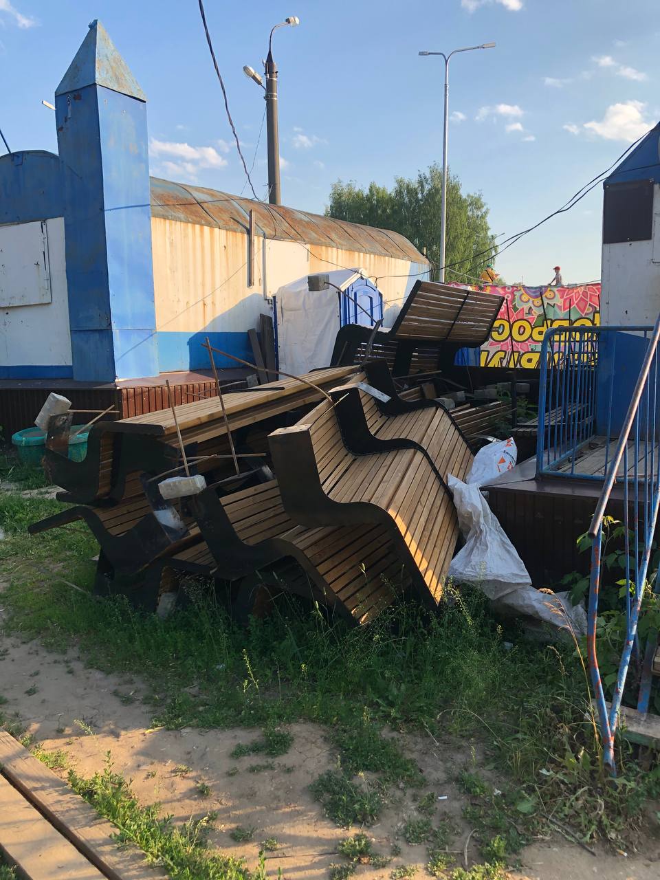 «Падшие» лавочки и «уставшие» заборы. Удивить наших людей «прелестями» благоустройства, глядя на которые сразу слышишь коронную фразу Вовки из Тридевятого царства «И так сойдет!», сложно, но еще возможно.