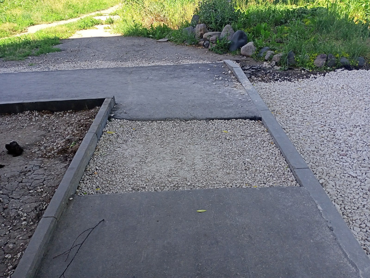 «Падшие» лавочки и «уставшие» заборы. Удивить наших людей «прелестями» благоустройства, глядя на которые сразу слышишь коронную фразу Вовки из Тридевятого царства «И так сойдет!», сложно, но еще возможно.