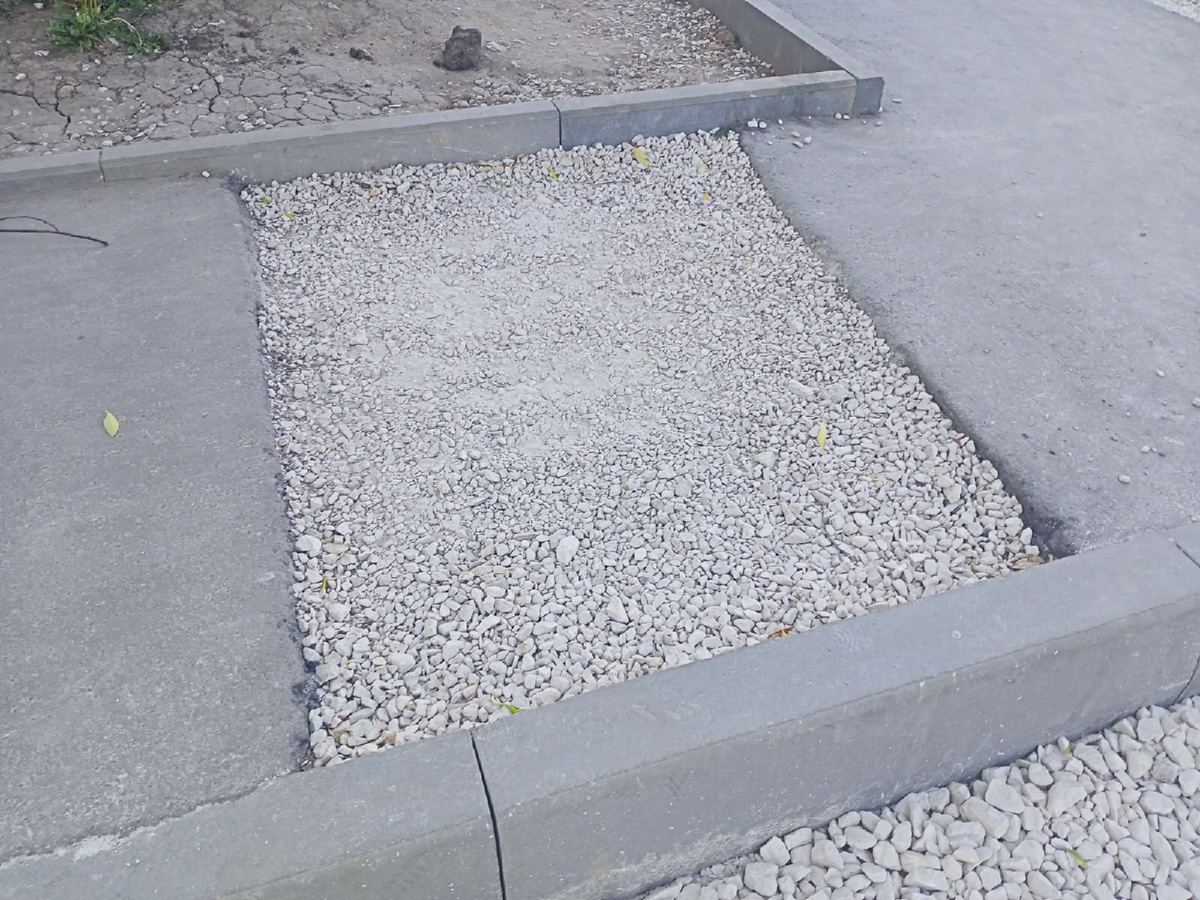 «Падшие» лавочки и «уставшие» заборы. Удивить наших людей «прелестями» благоустройства, глядя на которые сразу слышишь коронную фразу Вовки из Тридевятого царства «И так сойдет!», сложно, но еще возможно.