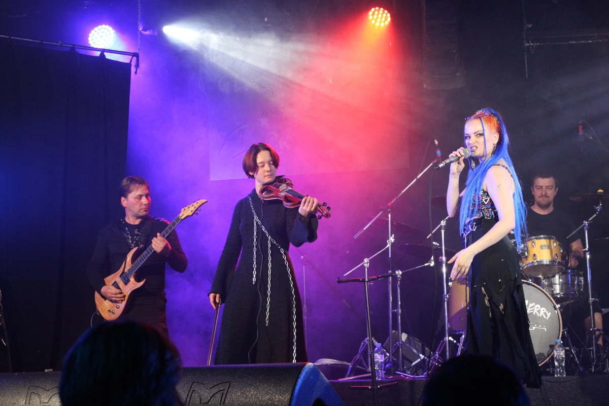 Владимирская певица Юлия Покачалова приняла участие в съемках биографического сериала про легендарную группу «Король и Шут». Девушка рассказала, как ей удалось туда попасть и что больше всего запомнилось.