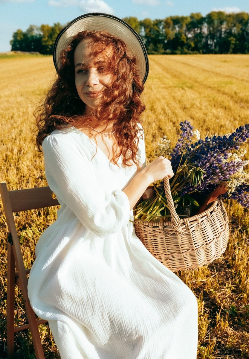 Раньше она носила короткие юбки и предпочитала глубокие вырезы, а теперь выбирает только удобную одежду. Молодой владимирский дизайнер Елизавета Веретенникова продемонстрировала нашему изданию те наряды, в которых она чувствует себя комфортно всегда и везде.