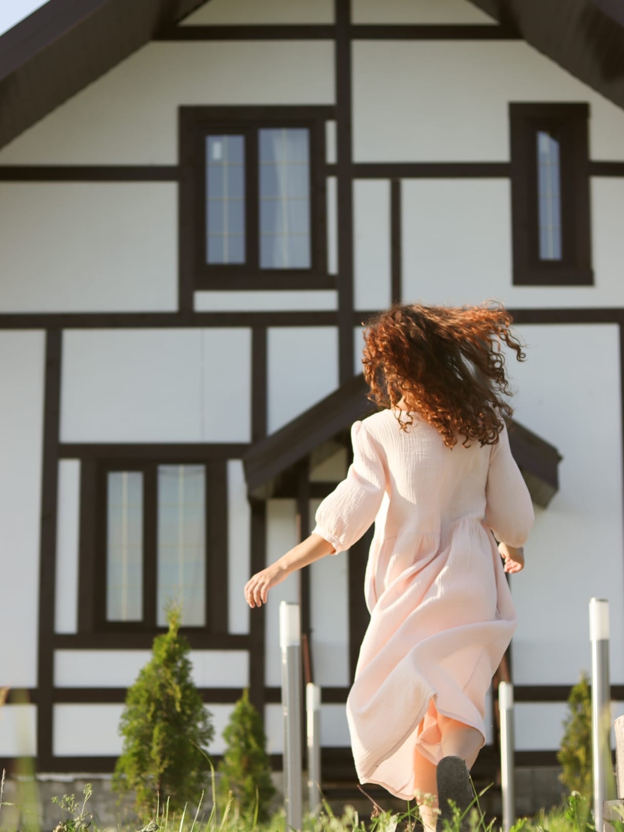 Раньше она носила короткие юбки и предпочитала глубокие вырезы, а теперь выбирает только удобную одежду. Молодой владимирский дизайнер Елизавета Веретенникова продемонстрировала нашему изданию те наряды, в которых она чувствует себя комфортно всегда и везде.