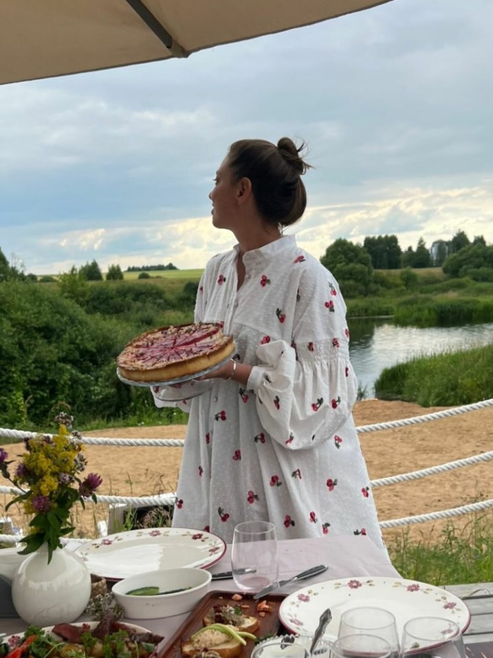 Солист группы «Руки вверх», кажется, всерьез и надолго влюбился в Суздаль. Между грандиозными концертами Сергей Жуков вернулся в древний город. Сопровождали его жена Регина и дети. «Нашей семье уже пора давать почётное звание амбассадоров Суздаля», — намекнул певец. Как вы считаете, нужен Суздалю такой представитель?