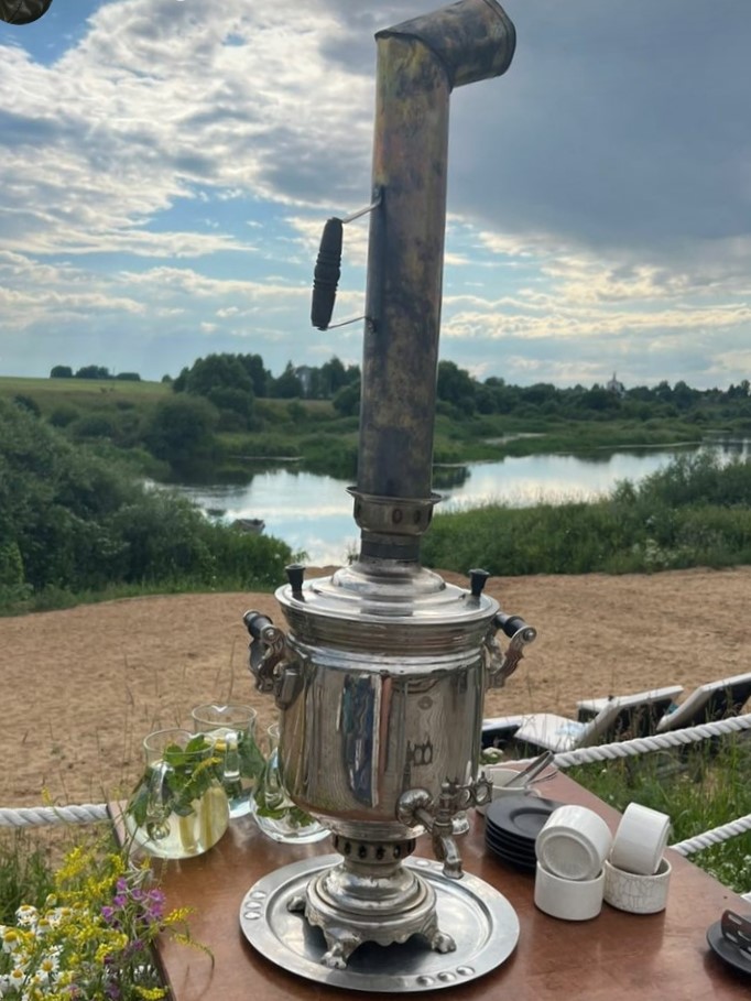 Солист группы «Руки вверх», кажется, всерьез и надолго влюбился в Суздаль. Между грандиозными концертами Сергей Жуков вернулся в древний город. Сопровождали его жена Регина и дети. «Нашей семье уже пора давать почётное звание амбассадоров Суздаля», — намекнул певец. Как вы считаете, нужен Суздалю такой представитель?