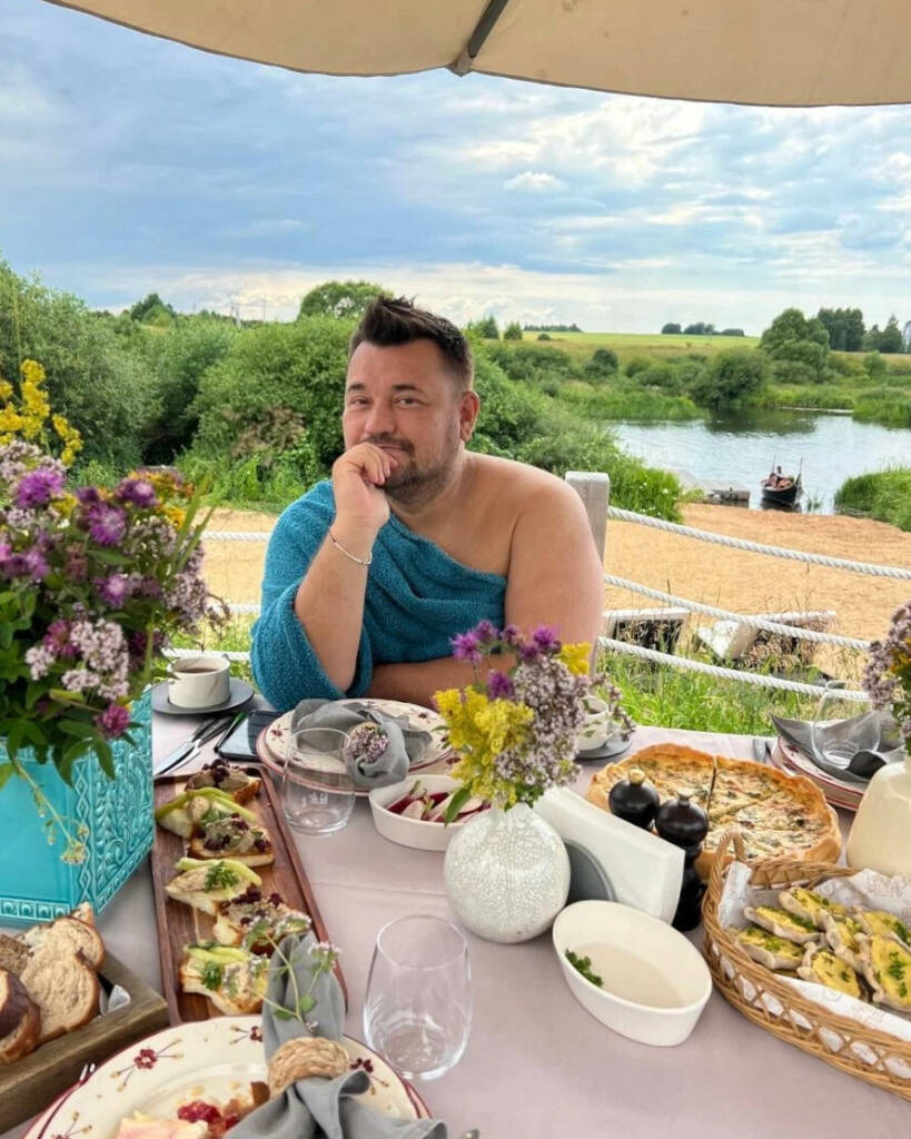 Солист группы «Руки вверх», кажется, всерьез и надолго влюбился в Суздаль. Между грандиозными концертами Сергей Жуков вернулся в древний город. Сопровождали его жена Регина и дети. «Нашей семье уже пора давать почётное звание амбассадоров Суздаля», — намекнул певец. Как вы считаете, нужен Суздалю такой представитель?