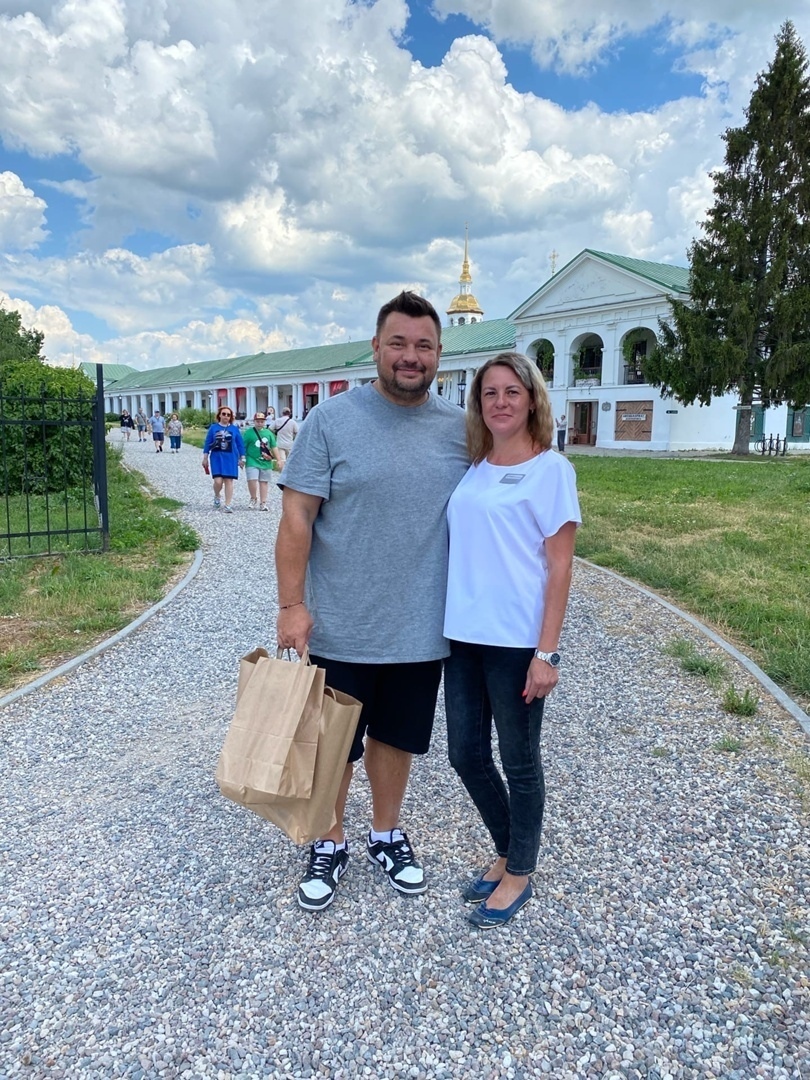 Солист группы «Руки вверх», кажется, всерьез и надолго влюбился в Суздаль. Между грандиозными концертами Сергей Жуков вернулся в древний город. Сопровождали его жена Регина и дети. «Нашей семье уже пора давать почётное звание амбассадоров Суздаля», — намекнул певец. Как вы считаете, нужен Суздалю такой представитель?