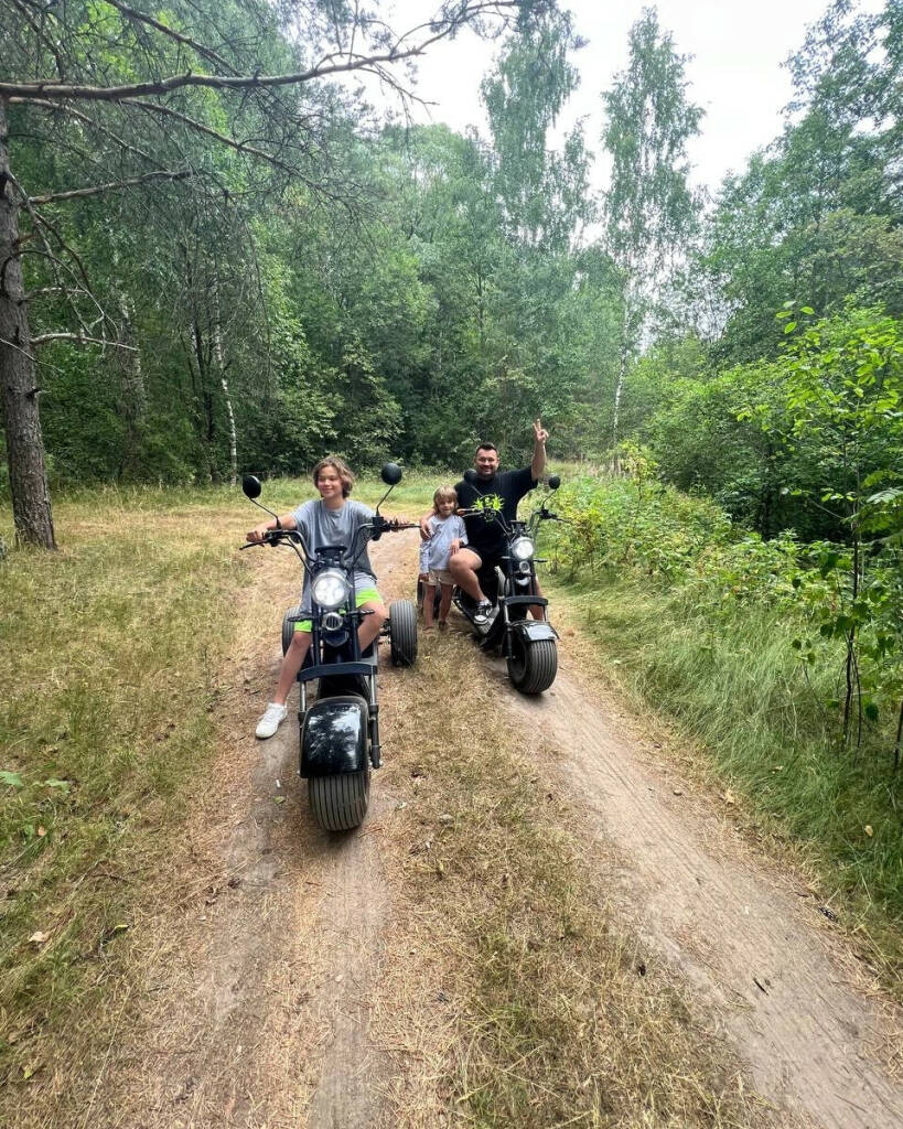 Солист группы «Руки вверх», кажется, всерьез и надолго влюбился в Суздаль. Между грандиозными концертами Сергей Жуков вернулся в древний город. Сопровождали его жена Регина и дети. «Нашей семье уже пора давать почётное звание амбассадоров Суздаля», — намекнул певец. Как вы считаете, нужен Суздалю такой представитель?