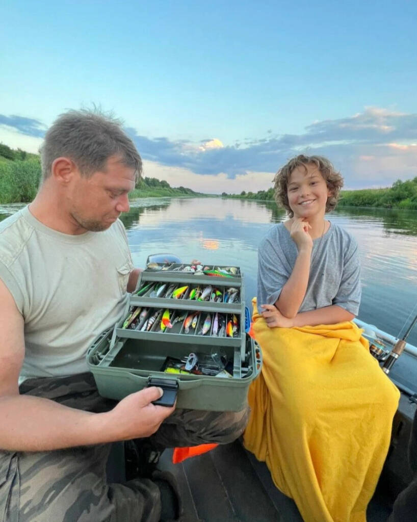 Солист группы «Руки вверх», кажется, всерьез и надолго влюбился в Суздаль. Между грандиозными концертами Сергей Жуков вернулся в древний город. Сопровождали его жена Регина и дети. «Нашей семье уже пора давать почётное звание амбассадоров Суздаля», — намекнул певец. Как вы считаете, нужен Суздалю такой представитель?