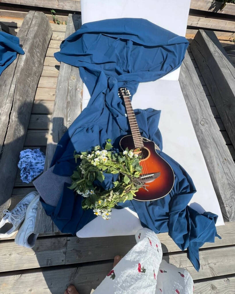 Солист группы «Руки вверх», кажется, всерьез и надолго влюбился в Суздаль. Между грандиозными концертами Сергей Жуков вернулся в древний город. Сопровождали его жена Регина и дети. «Нашей семье уже пора давать почётное звание амбассадоров Суздаля», — намекнул певец. Как вы считаете, нужен Суздалю такой представитель?