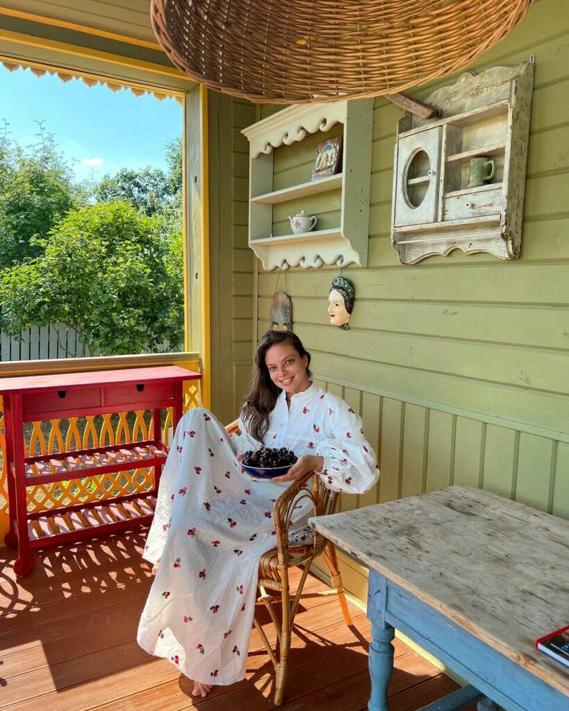 Солист группы «Руки вверх», кажется, всерьез и надолго влюбился в Суздаль. Между грандиозными концертами Сергей Жуков вернулся в древний город. Сопровождали его жена Регина и дети. «Нашей семье уже пора давать почётное звание амбассадоров Суздаля», — намекнул певец. Как вы считаете, нужен Суздалю такой представитель?