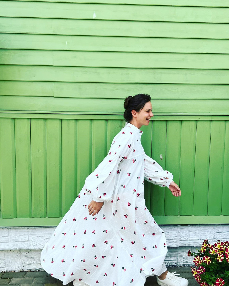 Солист группы «Руки вверх», кажется, всерьез и надолго влюбился в Суздаль. Между грандиозными концертами Сергей Жуков вернулся в древний город. Сопровождали его жена Регина и дети. «Нашей семье уже пора давать почётное звание амбассадоров Суздаля», — намекнул певец. Как вы считаете, нужен Суздалю такой представитель?