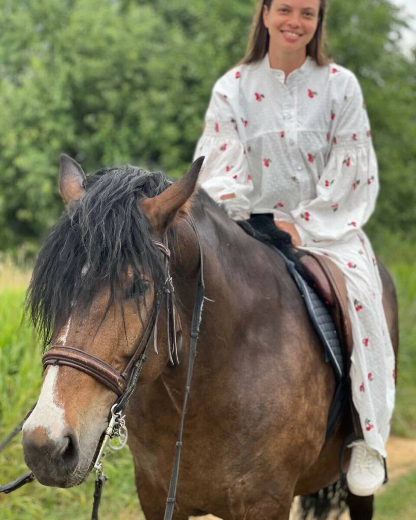 Солист группы «Руки вверх», кажется, всерьез и надолго влюбился в Суздаль. Между грандиозными концертами Сергей Жуков вернулся в древний город. Сопровождали его жена Регина и дети. «Нашей семье уже пора давать почётное звание амбассадоров Суздаля», — намекнул певец. Как вы считаете, нужен Суздалю такой представитель?