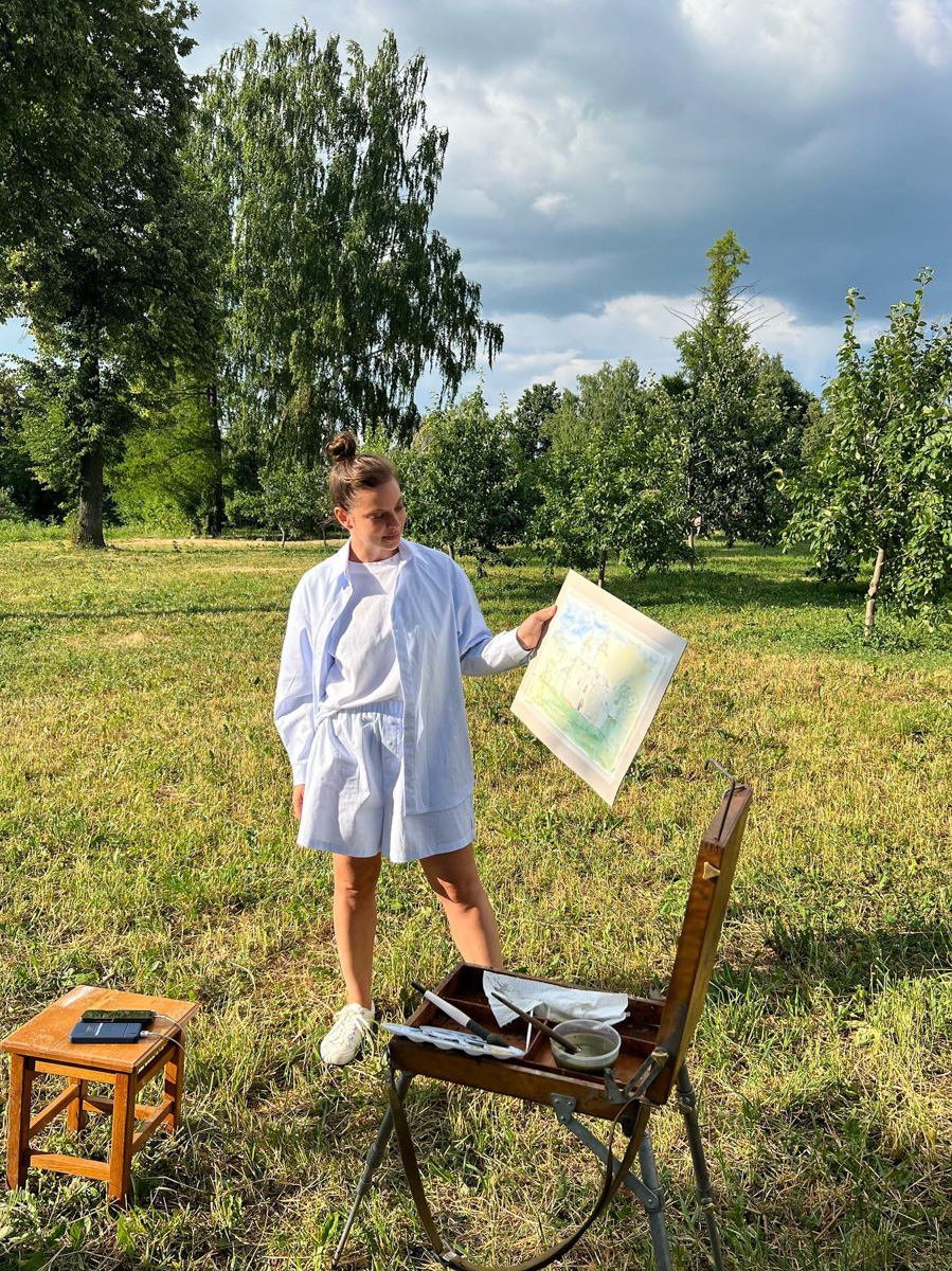 Солист группы «Руки вверх», кажется, всерьез и надолго влюбился в Суздаль. Между грандиозными концертами Сергей Жуков вернулся в древний город. Сопровождали его жена Регина и дети. «Нашей семье уже пора давать почётное звание амбассадоров Суздаля», — намекнул певец. Как вы считаете, нужен Суздалю такой представитель?