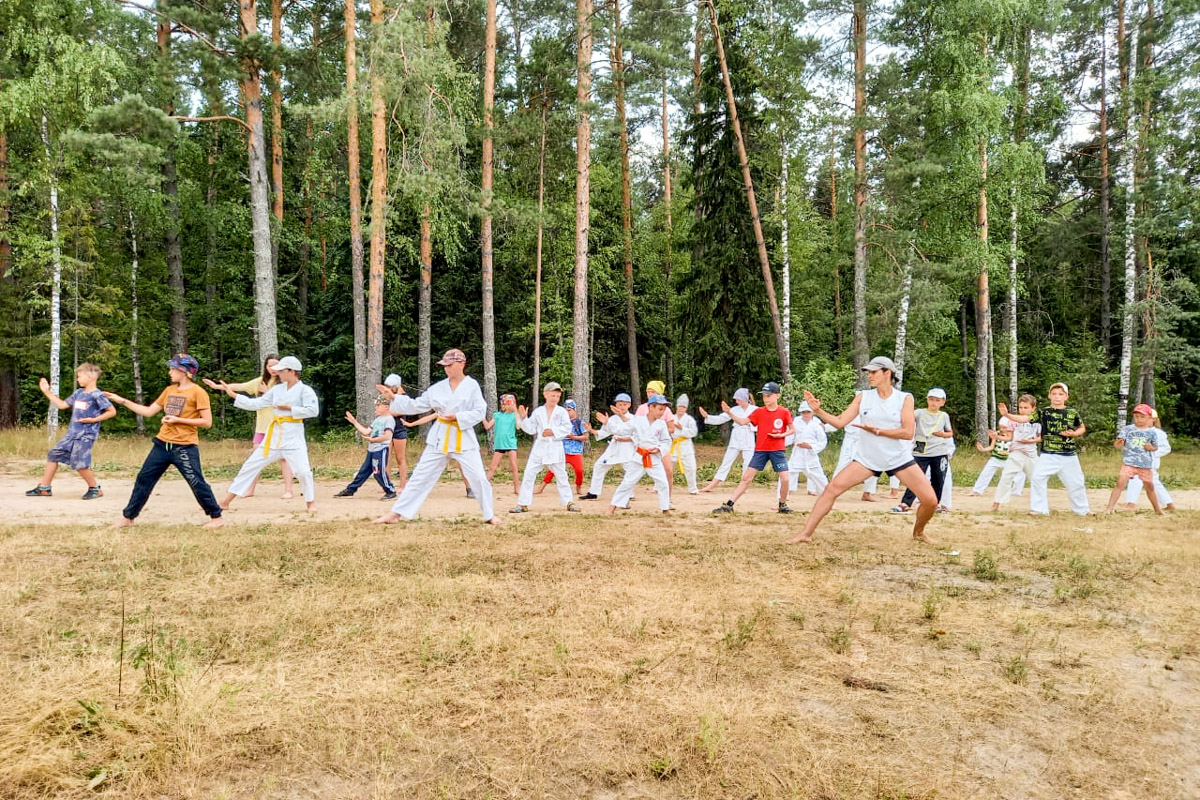 В течение 25 лет клуб каратэ совершенствовал свой летний лагерь и вывел формулу идеального сезонного досуга. Неделя на выездной базе «САН-РИН» во Владимирской области – это не только тренировочные сборы, но и активный отдых на природе, причем для всей семьи.