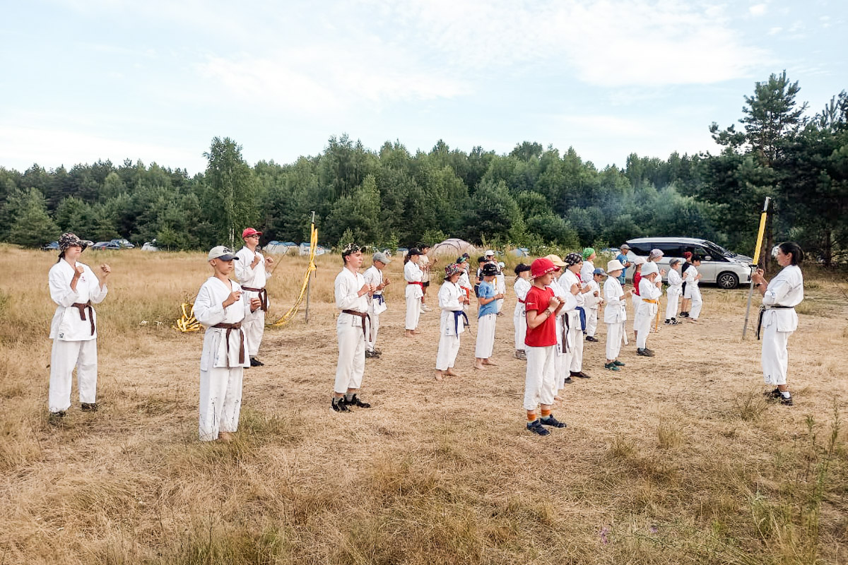 В течение 25 лет клуб каратэ совершенствовал свой летний лагерь и вывел формулу идеального сезонного досуга. Неделя на выездной базе «САН-РИН» во Владимирской области – это не только тренировочные сборы, но и активный отдых на природе, причем для всей семьи.