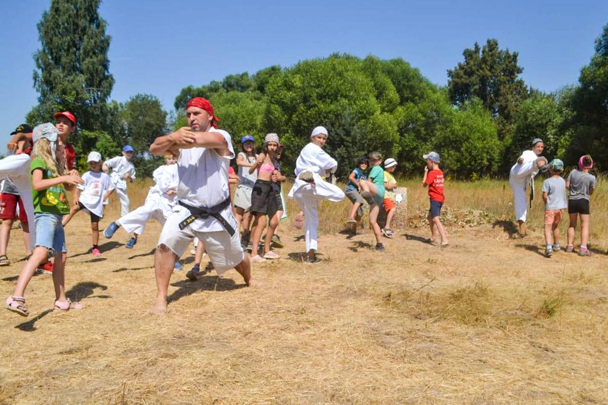 В течение 25 лет клуб каратэ совершенствовал свой летний лагерь и вывел формулу идеального сезонного досуга. Неделя на выездной базе «САН-РИН» во Владимирской области – это не только тренировочные сборы, но и активный отдых на природе, причем для всей семьи.