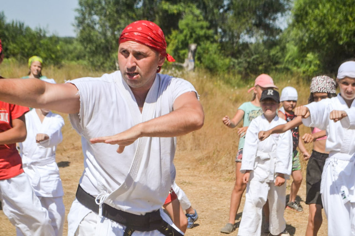 В течение 25 лет клуб каратэ совершенствовал свой летний лагерь и вывел формулу идеального сезонного досуга. Неделя на выездной базе «САН-РИН» во Владимирской области – это не только тренировочные сборы, но и активный отдых на природе, причем для всей семьи.