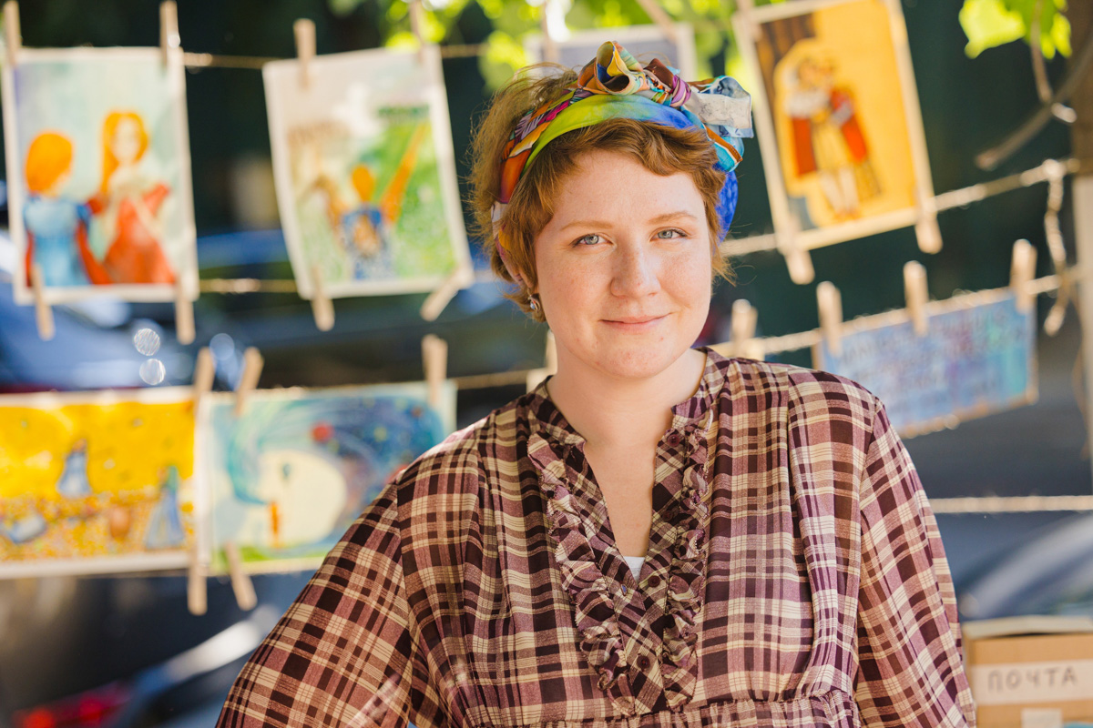 Талантливый человек талантлив во всем. Вот и владимирская певица и художница, известная в публичном пространстве под псевдонимом Ырк Мурочкина, не исключение. Девушка умеет быть оригинальной во всем, и одна из ее последних работ – собственноручно нарисованная колода метафорических карт – тому подтверждение.