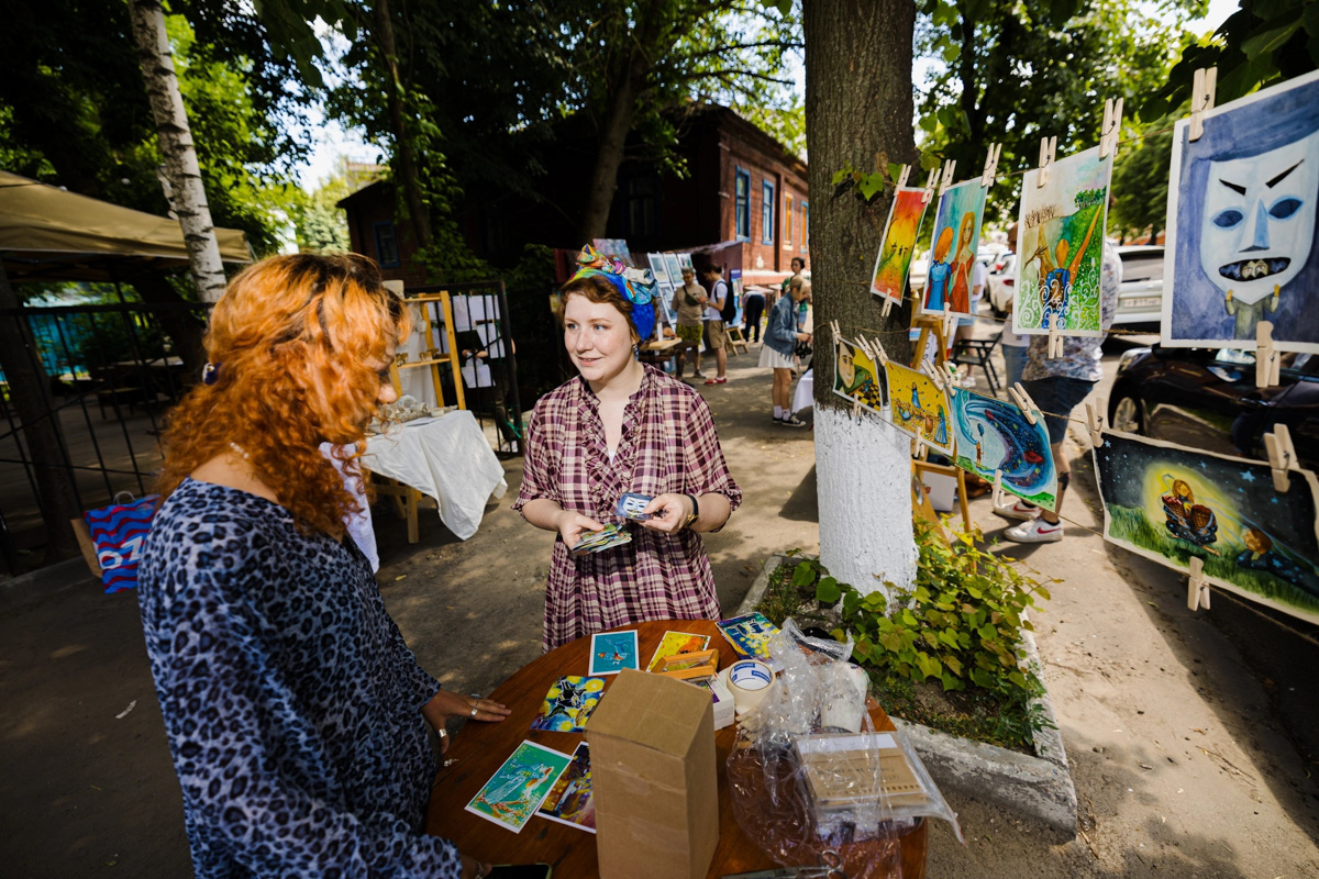 Талантливый человек талантлив во всем. Вот и владимирская певица и художница, известная в публичном пространстве под псевдонимом Ырк Мурочкина, не исключение. Девушка умеет быть оригинальной во всем, и одна из ее последних работ – собственноручно нарисованная колода метафорических карт – тому подтверждение.