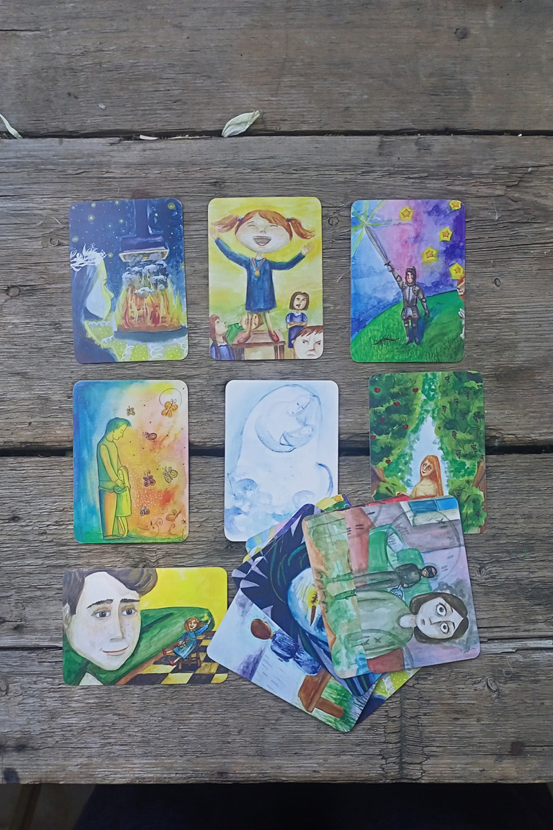 Талантливый человек талантлив во всем. Вот и владимирская певица и художница, известная в публичном пространстве под псевдонимом Ырк Мурочкина, не исключение. Девушка умеет быть оригинальной во всем, и одна из ее последних работ – собственноручно нарисованная колода метафорических карт – тому подтверждение.