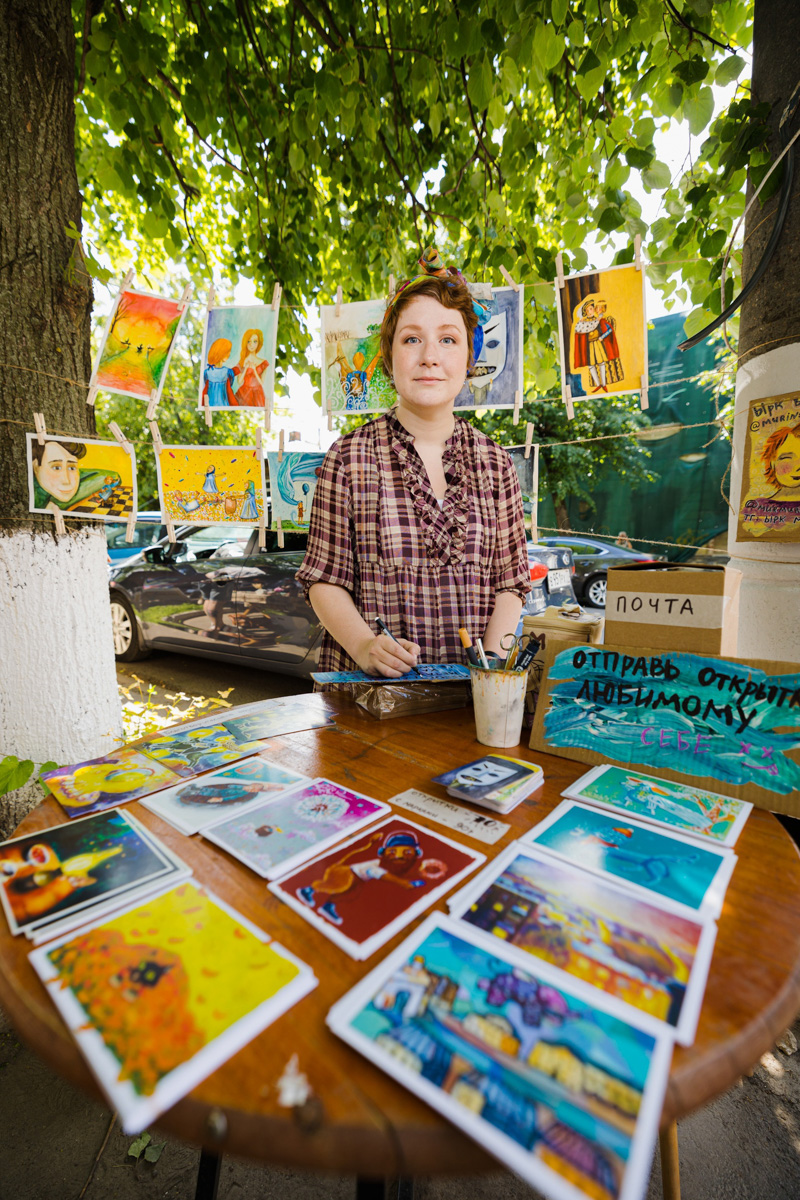 Талантливый человек талантлив во всем. Вот и владимирская певица и художница, известная в публичном пространстве под псевдонимом Ырк Мурочкина, не исключение. Девушка умеет быть оригинальной во всем, и одна из ее последних работ – собственноручно нарисованная колода метафорических карт – тому подтверждение.