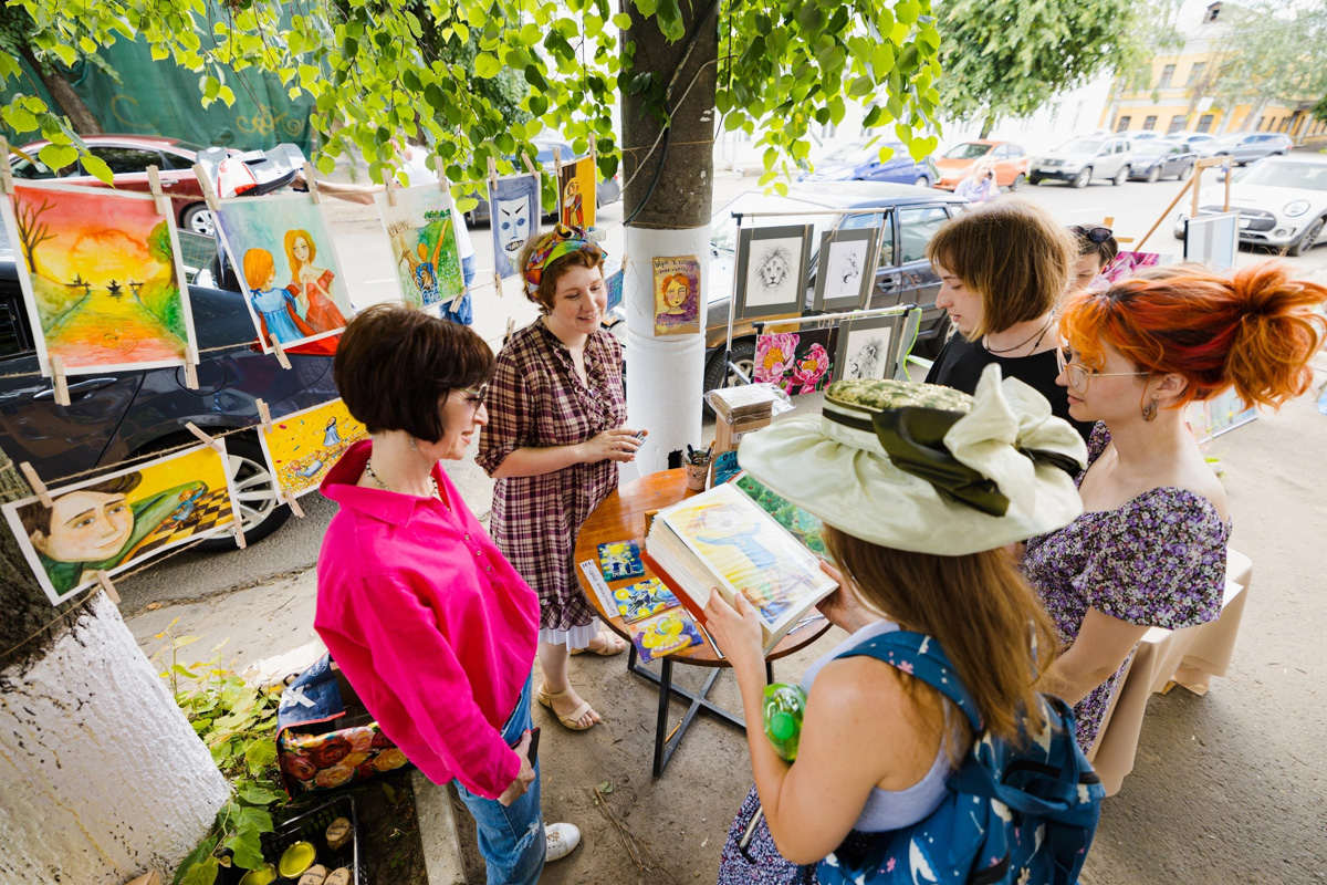 Талантливый человек талантлив во всем. Вот и владимирская певица и художница, известная в публичном пространстве под псевдонимом Ырк Мурочкина, не исключение. Девушка умеет быть оригинальной во всем, и одна из ее последних работ – собственноручно нарисованная колода метафорических карт – тому подтверждение.