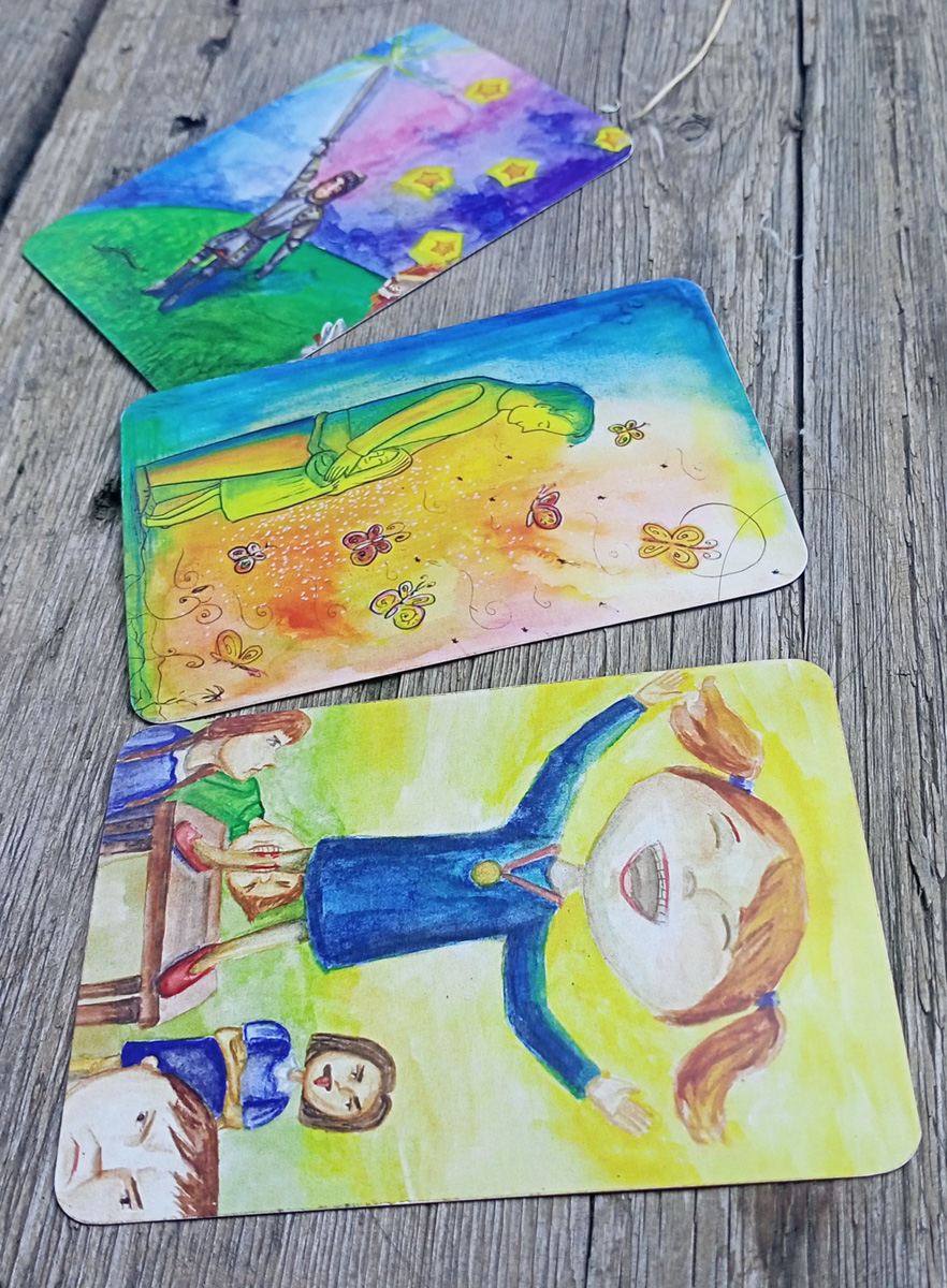 Талантливый человек талантлив во всем. Вот и владимирская певица и художница, известная в публичном пространстве под псевдонимом Ырк Мурочкина, не исключение. Девушка умеет быть оригинальной во всем, и одна из ее последних работ – собственноручно нарисованная колода метафорических карт – тому подтверждение.