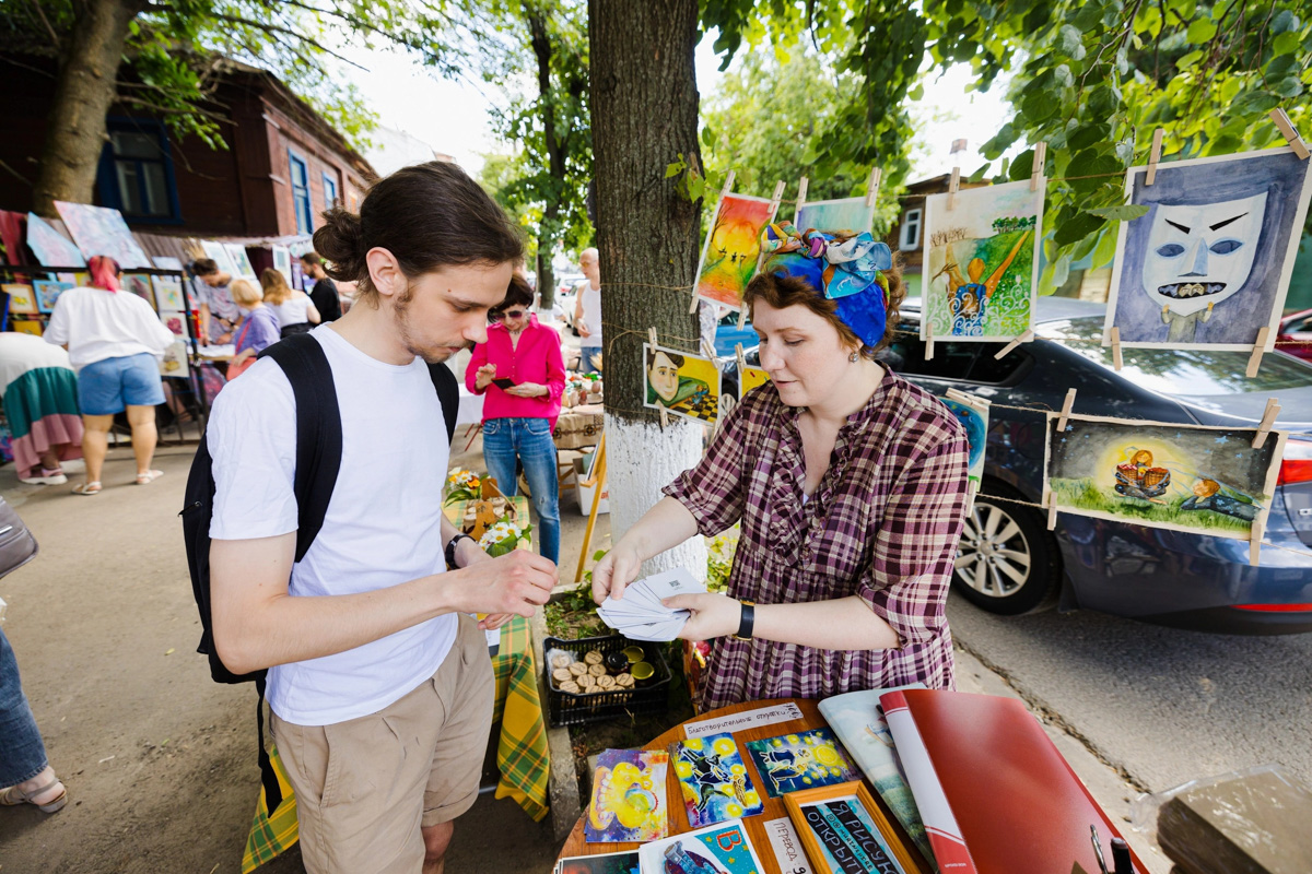 Талантливый человек талантлив во всем. Вот и владимирская певица и художница, известная в публичном пространстве под псевдонимом Ырк Мурочкина, не исключение. Девушка умеет быть оригинальной во всем, и одна из ее последних работ – собственноручно нарисованная колода метафорических карт – тому подтверждение.