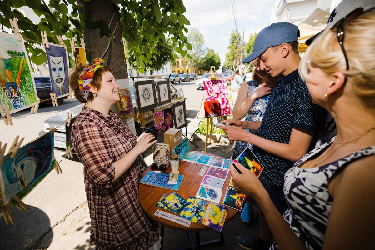 Талантливый человек талантлив во всем. Вот и владимирская певица и художница, известная в публичном пространстве под псевдонимом Ырк Мурочкина, не исключение. Девушка умеет быть оригинальной во всем, и одна из ее последних работ – собственноручно нарисованная колода метафорических карт – тому подтверждение.