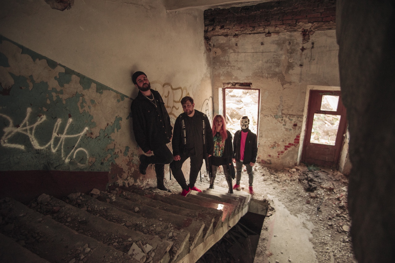 Первые синглы, первый тур, организованный своими силами фестиваль и, самое важное, все возрастающая любовь публики – владимирской молодой группе «АЙМСОРИ» есть чем похвастаться. Наше издание уже давно следит за успехами музыкантов. И вот настало время для более тесного знакомства.