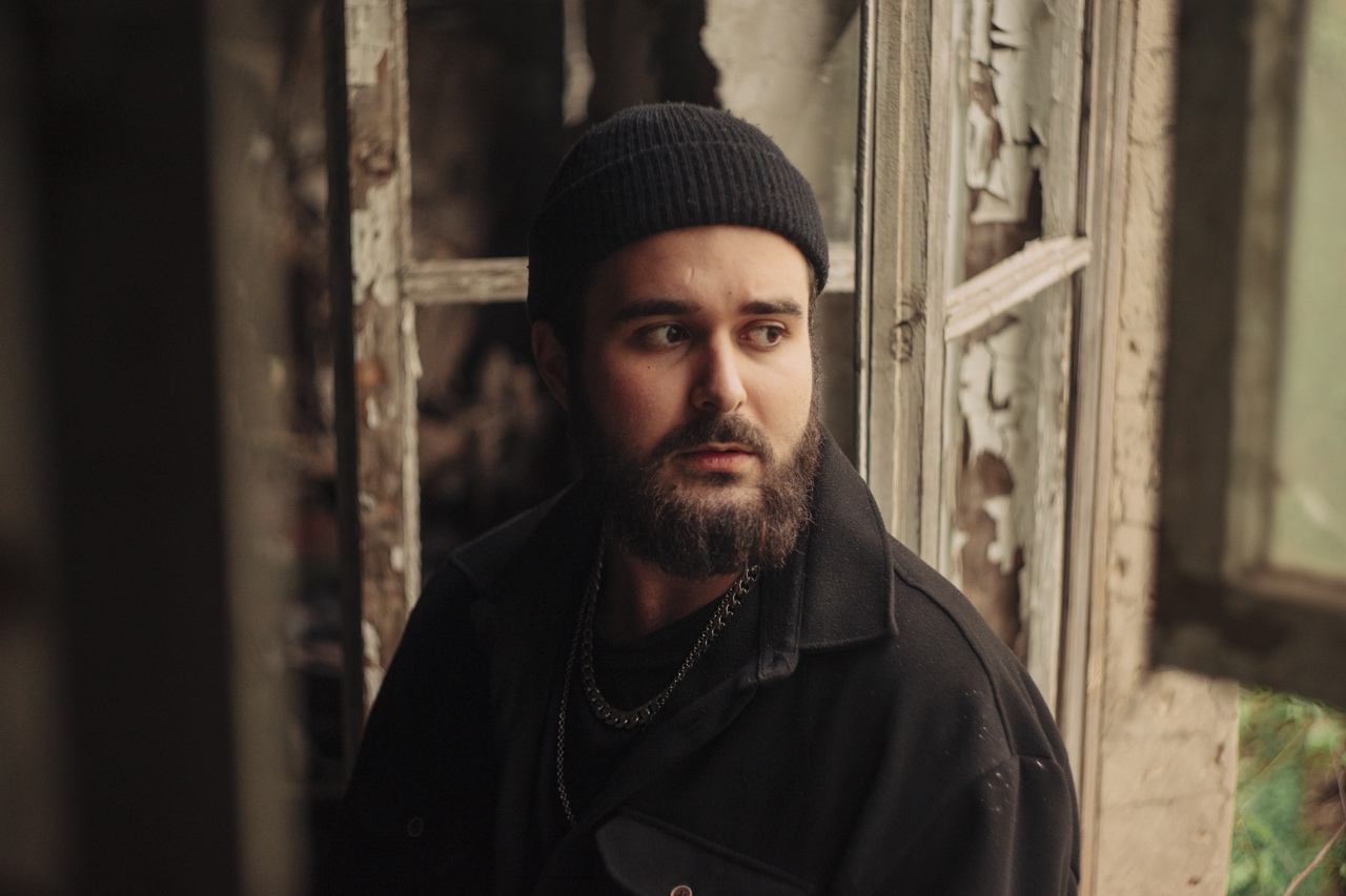 Первые синглы, первый тур, организованный своими силами фестиваль и, самое важное, все возрастающая любовь публики – владимирской молодой группе «АЙМСОРИ» есть чем похвастаться. Наше издание уже давно следит за успехами музыкантов. И вот настало время для более тесного знакомства.