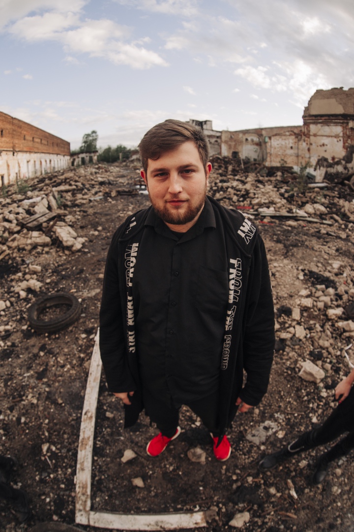 Первые синглы, первый тур, организованный своими силами фестиваль и, самое важное, все возрастающая любовь публики – владимирской молодой группе «АЙМСОРИ» есть чем похвастаться. Наше издание уже давно следит за успехами музыкантов. И вот настало время для более тесного знакомства.