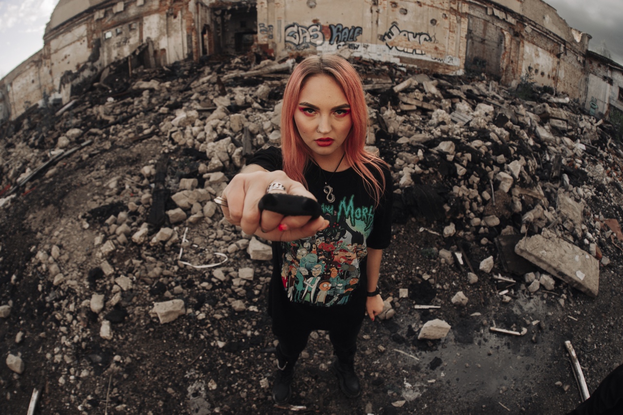 Первые синглы, первый тур, организованный своими силами фестиваль и, самое важное, все возрастающая любовь публики – владимирской молодой группе «АЙМСОРИ» есть чем похвастаться. Наше издание уже давно следит за успехами музыкантов. И вот настало время для более тесного знакомства.