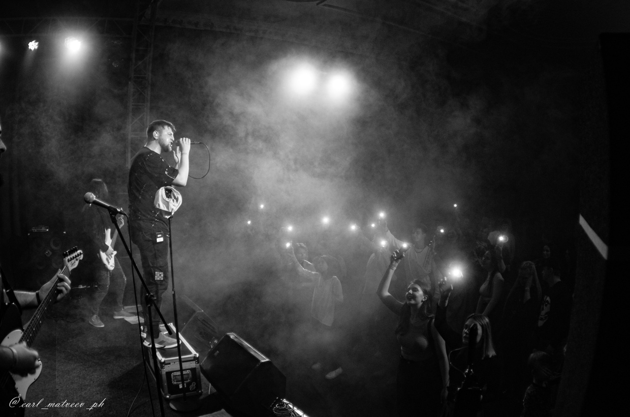 Первые синглы, первый тур, организованный своими силами фестиваль и, самое важное, все возрастающая любовь публики – владимирской молодой группе «АЙМСОРИ» есть чем похвастаться. Наше издание уже давно следит за успехами музыкантов. И вот настало время для более тесного знакомства.