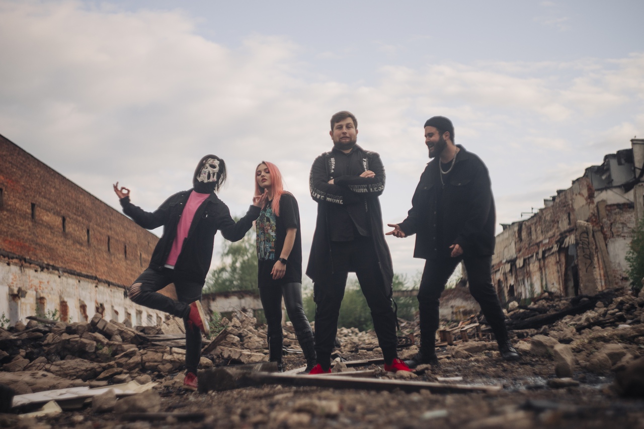 Первые синглы, первый тур, организованный своими силами фестиваль и, самое важное, все возрастающая любовь публики – владимирской молодой группе «АЙМСОРИ» есть чем похвастаться. Наше издание уже давно следит за успехами музыкантов. И вот настало время для более тесного знакомства.