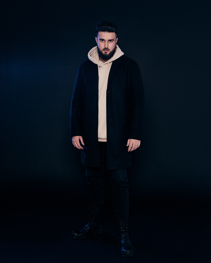 Первые синглы, первый тур, организованный своими силами фестиваль и, самое важное, все возрастающая любовь публики – владимирской молодой группе «АЙМСОРИ» есть чем похвастаться. Наше издание уже давно следит за успехами музыкантов. И вот настало время для более тесного знакомства.