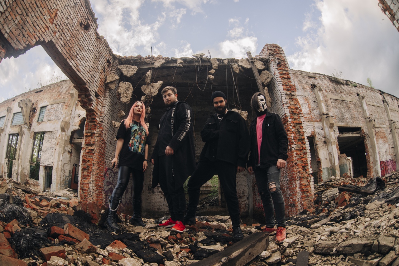 Первые синглы, первый тур, организованный своими силами фестиваль и, самое важное, все возрастающая любовь публики – владимирской молодой группе «АЙМСОРИ» есть чем похвастаться. Наше издание уже давно следит за успехами музыкантов. И вот настало время для более тесного знакомства.