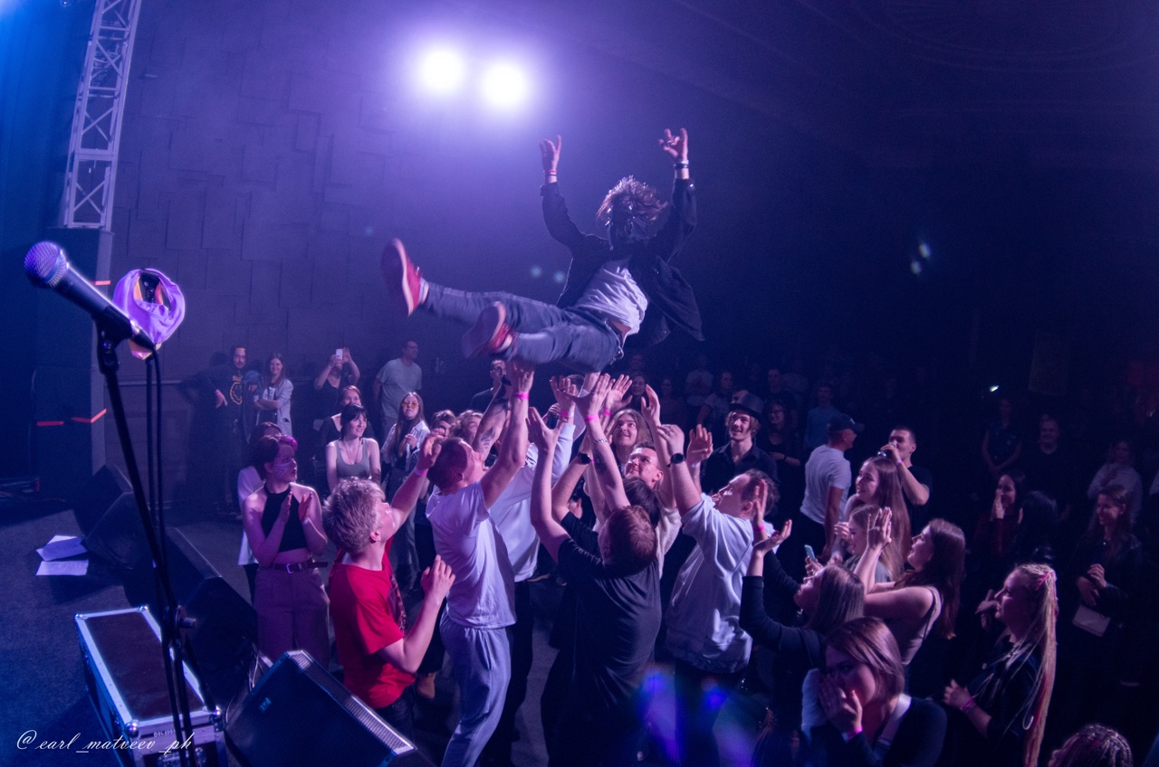 Первые синглы, первый тур, организованный своими силами фестиваль и, самое важное, все возрастающая любовь публики – владимирской молодой группе «АЙМСОРИ» есть чем похвастаться. Наше издание уже давно следит за успехами музыкантов. И вот настало время для более тесного знакомства.