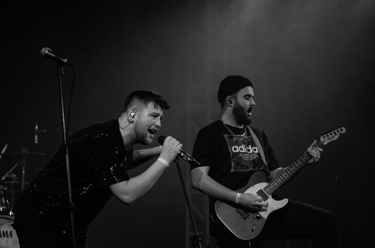 Первые синглы, первый тур, организованный своими силами фестиваль и, самое важное, все возрастающая любовь публики – владимирской молодой группе «АЙМСОРИ» есть чем похвастаться. Наше издание уже давно следит за успехами музыкантов. И вот настало время для более тесного знакомства.