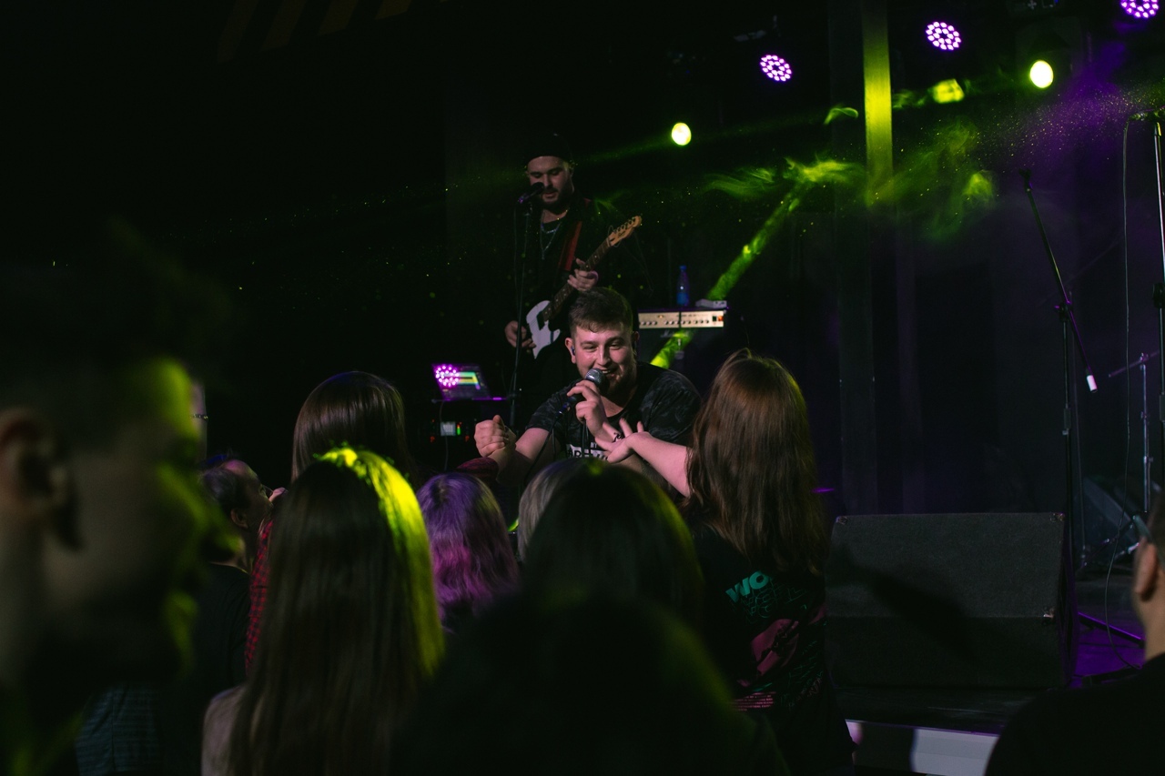 Первые синглы, первый тур, организованный своими силами фестиваль и, самое важное, все возрастающая любовь публики – владимирской молодой группе «АЙМСОРИ» есть чем похвастаться. Наше издание уже давно следит за успехами музыкантов. И вот настало время для более тесного знакомства.