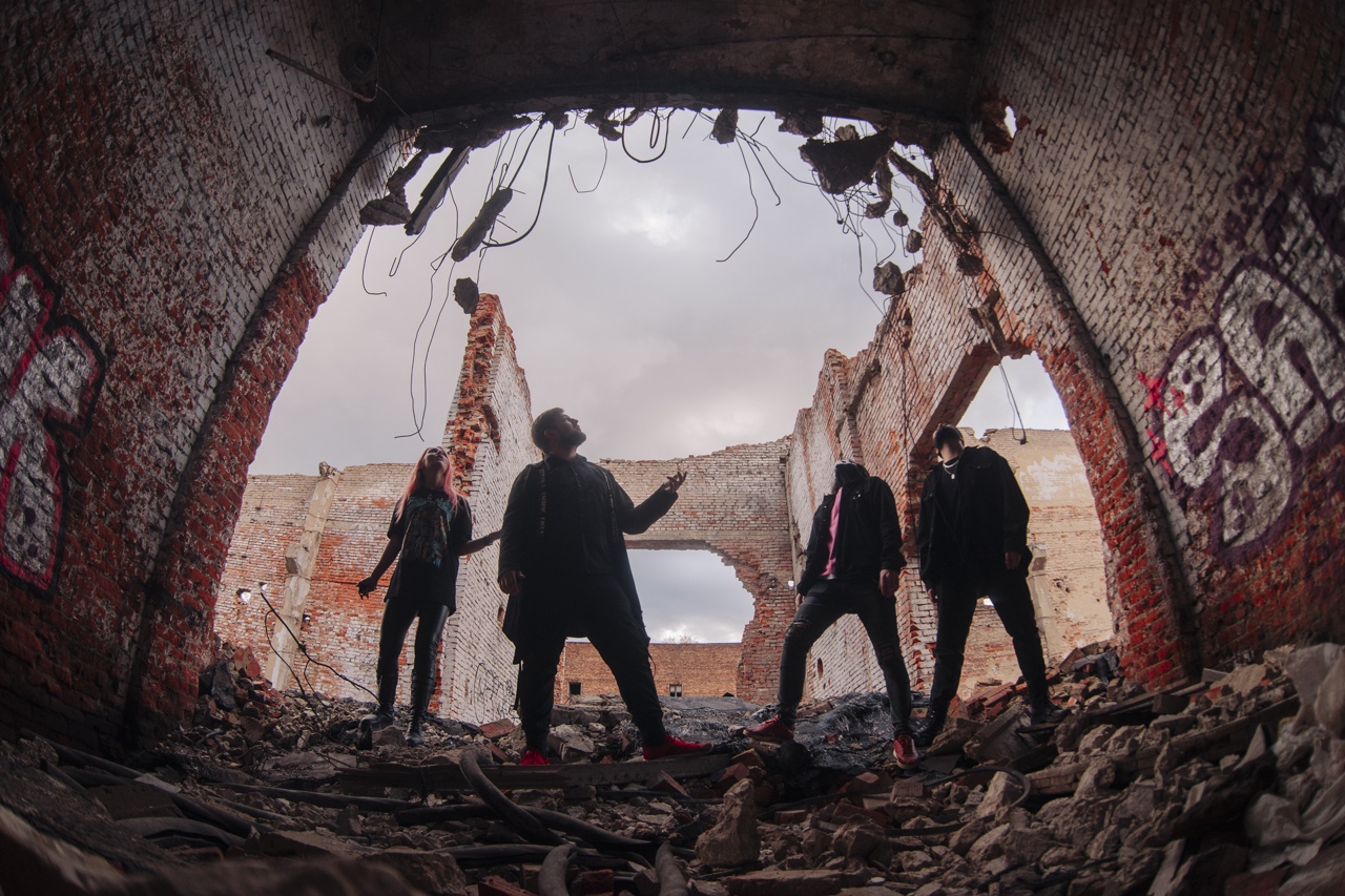 Первые синглы, первый тур, организованный своими силами фестиваль и, самое важное, все возрастающая любовь публики – владимирской молодой группе «АЙМСОРИ» есть чем похвастаться. Наше издание уже давно следит за успехами музыкантов. И вот настало время для более тесного знакомства.