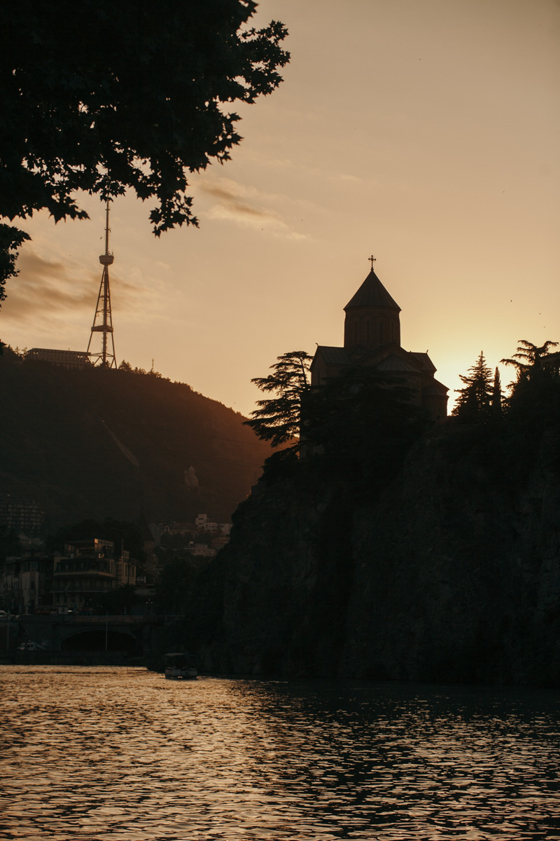 Фотограф из Владимира вошел в число победителей всероссийского фотоконкурса «Моя планета. Чудеса России». Из 3 тысяч работ жюри отобрало всего 43. Среди них и снимок Владимира Никонова «Остров». Как появилась идея этого кадра, чем фотографа привлекают Грузия и Армения и почему он неизменно возвращается в Суздаль? Владимир Никонов рассказал об этом «Ключ-Медиа».