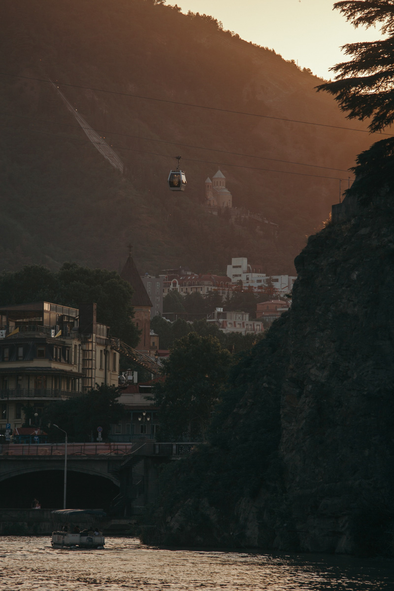 Фотограф из Владимира вошел в число победителей всероссийского фотоконкурса «Моя планета. Чудеса России». Из 3 тысяч работ жюри отобрало всего 43. Среди них и снимок Владимира Никонова «Остров». Как появилась идея этого кадра, чем фотографа привлекают Грузия и Армения и почему он неизменно возвращается в Суздаль? Владимир Никонов рассказал об этом «Ключ-Медиа».