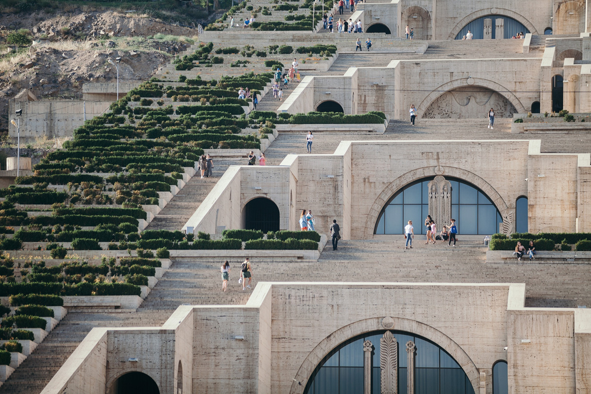 Фотограф из Владимира вошел в число победителей всероссийского фотоконкурса «Моя планета. Чудеса России». Из 3 тысяч работ жюри отобрало всего 43. Среди них и снимок Владимира Никонова «Остров». Как появилась идея этого кадра, чем фотографа привлекают Грузия и Армения и почему он неизменно возвращается в Суздаль? Владимир Никонов рассказал об этом «Ключ-Медиа».