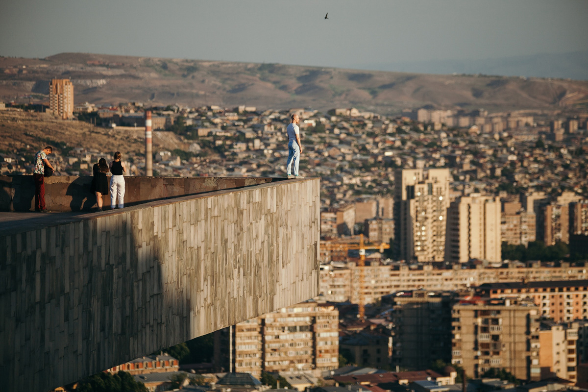 Фотограф из Владимира вошел в число победителей всероссийского фотоконкурса «Моя планета. Чудеса России». Из 3 тысяч работ жюри отобрало всего 43. Среди них и снимок Владимира Никонова «Остров». Как появилась идея этого кадра, чем фотографа привлекают Грузия и Армения и почему он неизменно возвращается в Суздаль? Владимир Никонов рассказал об этом «Ключ-Медиа».