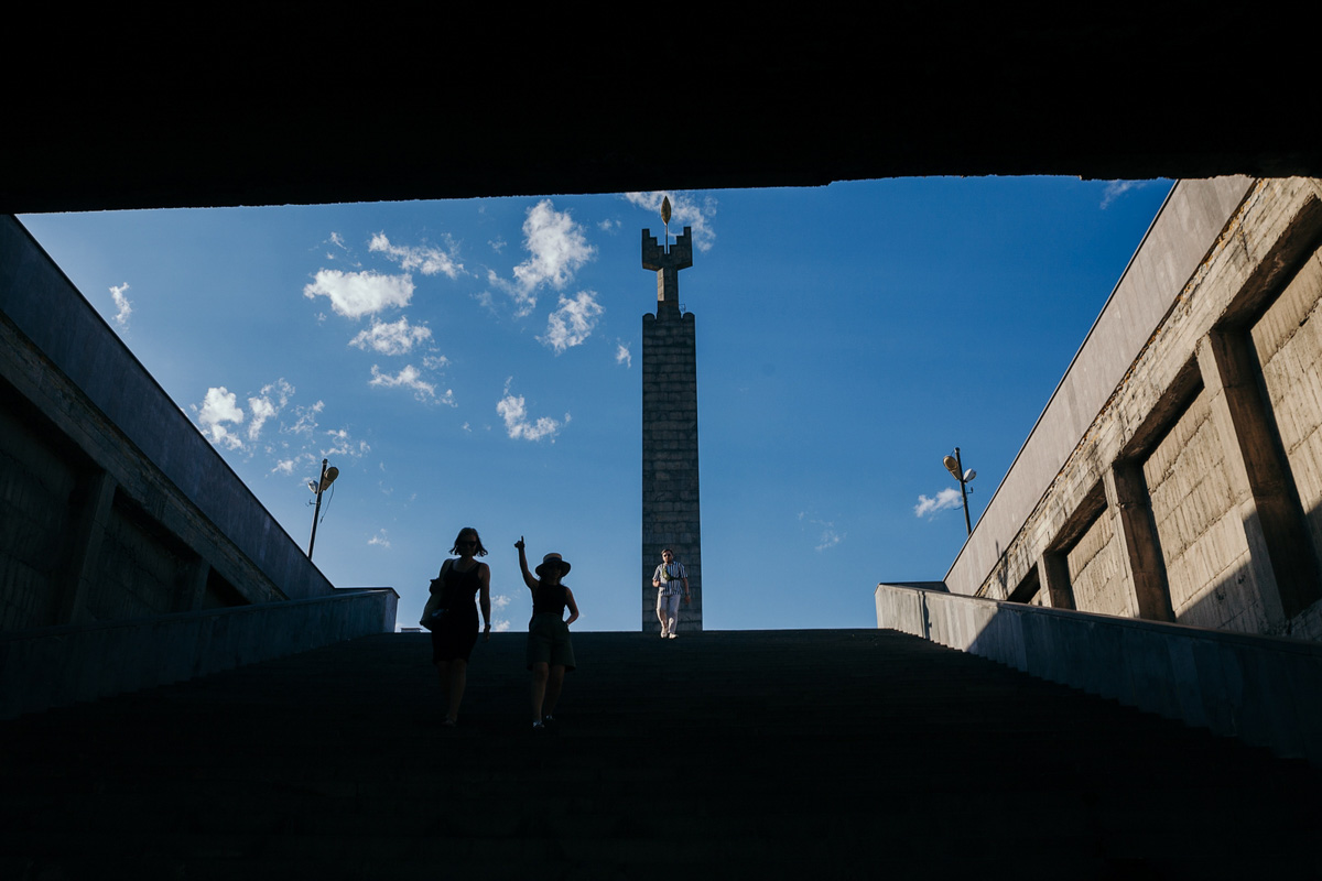 Фотограф из Владимира вошел в число победителей всероссийского фотоконкурса «Моя планета. Чудеса России». Из 3 тысяч работ жюри отобрало всего 43. Среди них и снимок Владимира Никонова «Остров». Как появилась идея этого кадра, чем фотографа привлекают Грузия и Армения и почему он неизменно возвращается в Суздаль? Владимир Никонов рассказал об этом «Ключ-Медиа».