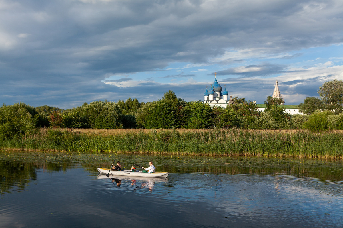 Фотограф из Владимира вошел в число победителей всероссийского фотоконкурса «Моя планета. Чудеса России». Из 3 тысяч работ жюри отобрало всего 43. Среди них и снимок Владимира Никонова «Остров». Как появилась идея этого кадра, чем фотографа привлекают Грузия и Армения и почему он неизменно возвращается в Суздаль? Владимир Никонов рассказал об этом «Ключ-Медиа».