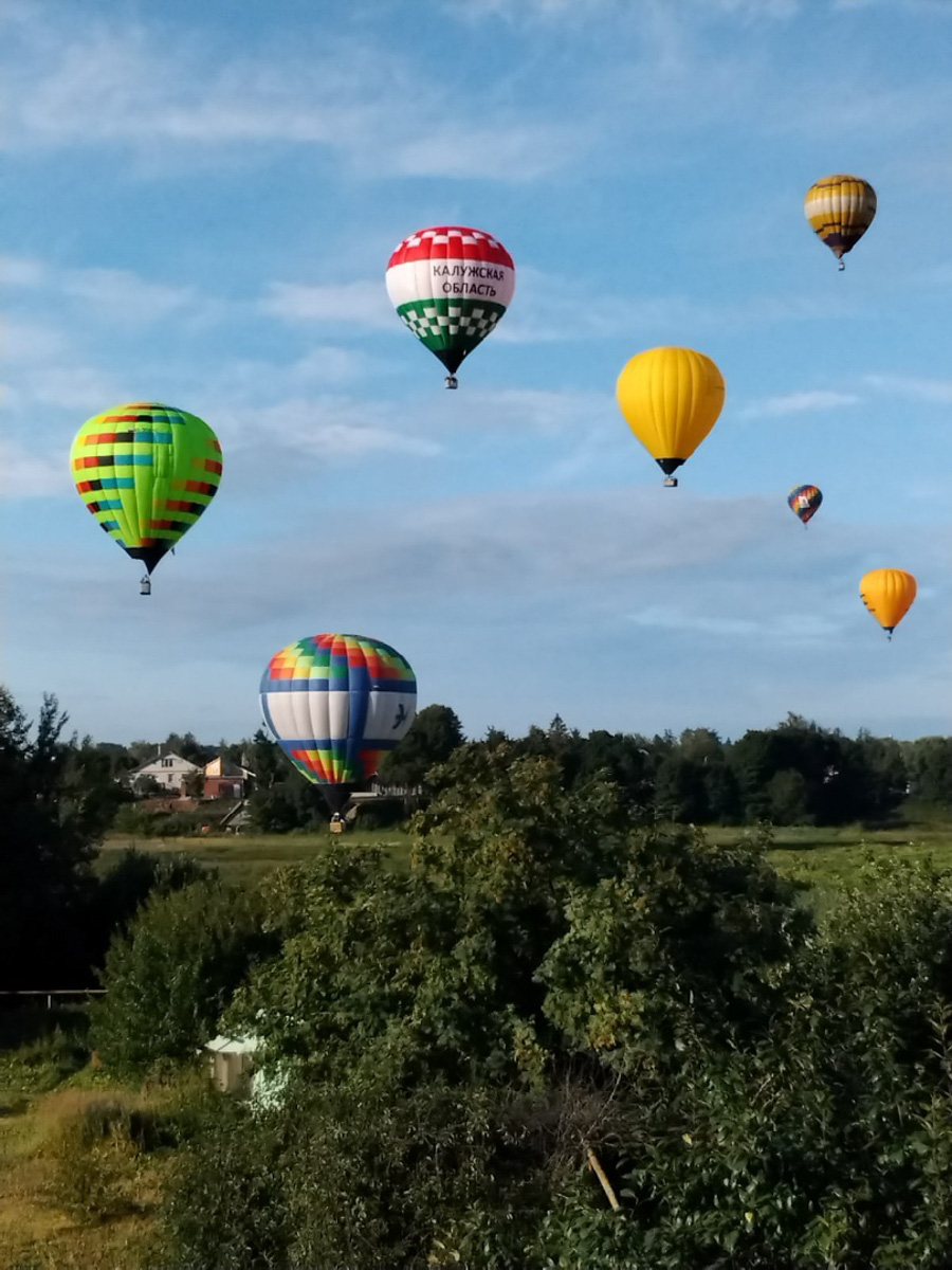 С 20 июля на пару дней древний Суздаль превратился в центр фестиваля воздухоплавания «Золотое кольцо России». И это одно из красивейших событий лета во Владимирской области. Без лишних слов — смотрите сами!