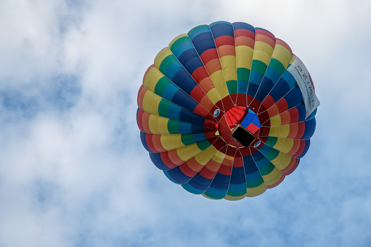 С 20 июля на пару дней древний Суздаль превратился в центр фестиваля воздухоплавания «Золотое кольцо России». И это одно из красивейших событий лета во Владимирской области. Без лишних слов — смотрите сами!